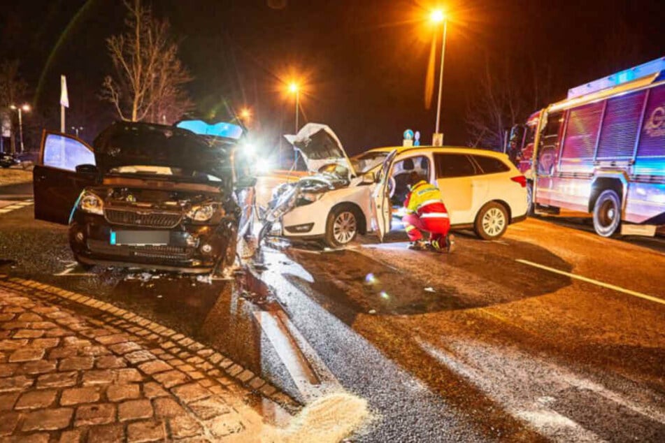 Die beiden verunfallten Autos. Beide Fahrerinnen mussten in ein Krankenhaus gebracht werden.