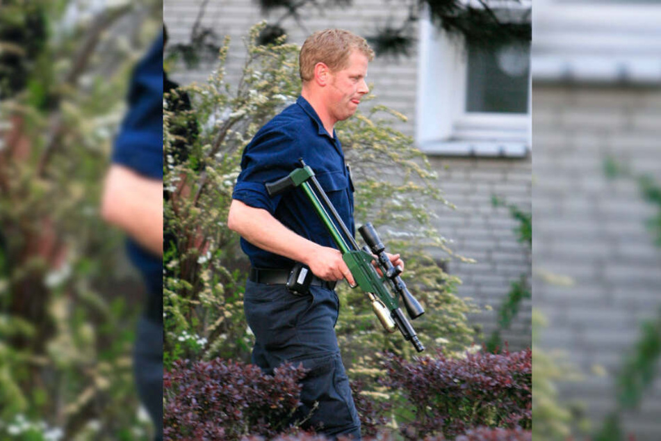 Ein Feuerwehrmann stellte den Hund mit einem Schuss aus dem Betäubungsgewehr ruhig. (Symbolbild)