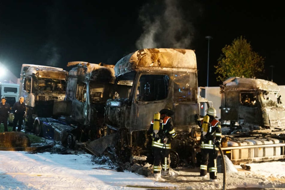 Die völlig ausgebrannten Lastwagen.