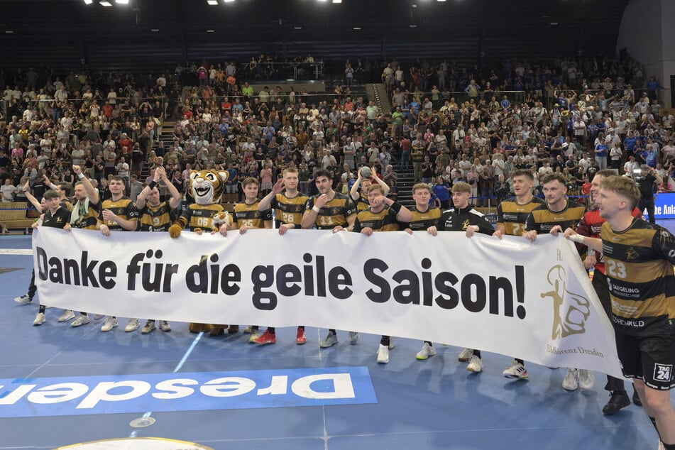 Die Saison 2025/26 ist im Kasten. Mit einem Banner bedankten sich die Tiger für den Support ihrer Fans. Unter anderem sechsmal in dieser Saison war die BallsportARENA ausverkauft.