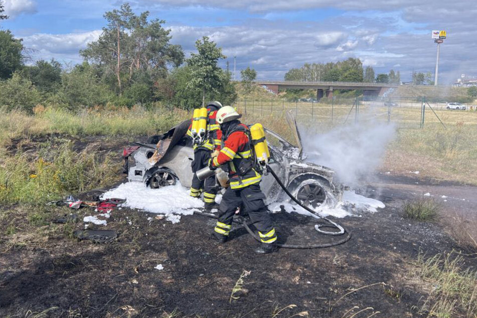 Die Feuerwehr löschte den Brand, doch der Wagen war nicht mehr zu retten.