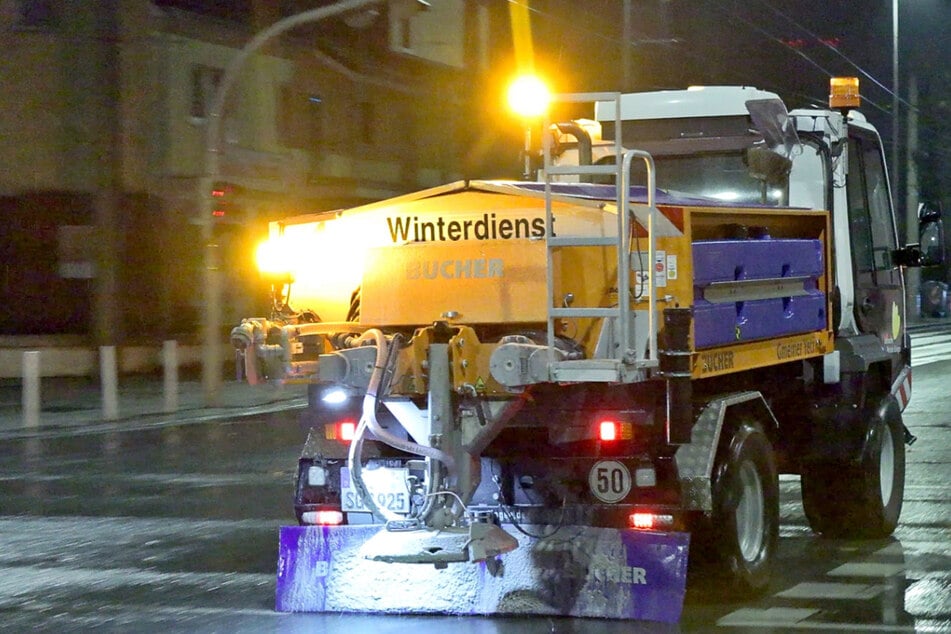Nach Blitzeis-Alarm in NRW: Zahlreiche Unfälle, Streuwagen kippt um