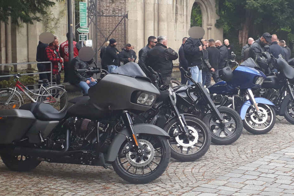 Rund 300 Rocker versammelten sich am Freitagnachmittag zu einer Beerdigung am Bonner Nordfriedhof.