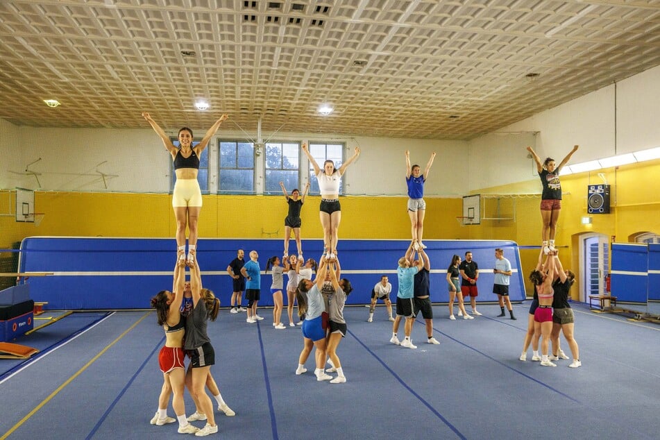Cheerleading erfordert eine Menge Kraft.
