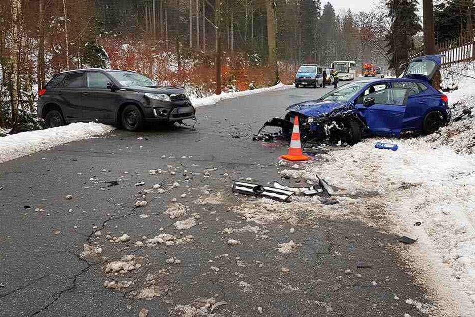 Fünf Personen wurden bei dem Unfall verletzt.