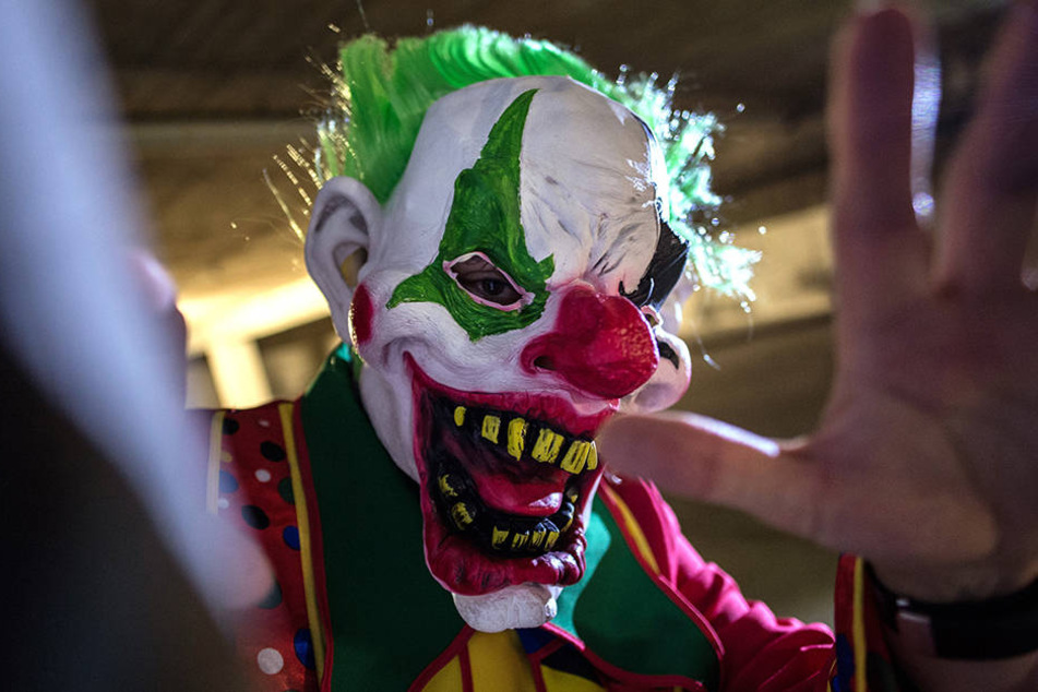 Immer häufiger attackieren oder erschrecken Leute mit „Gruselclown“-Masken Mitbürger auf den
Straßen.