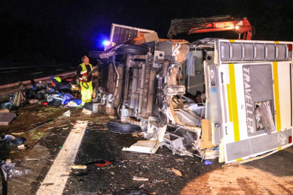 Das Wohnmobil wurde gegen die Mittelplanke geschleudert und überschlug sich.