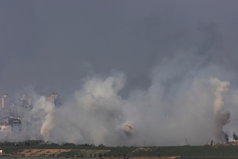 Rauch steigt über dem Gazastreifen auf.