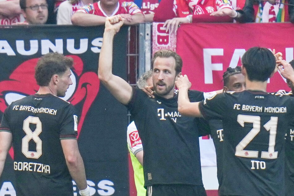 Harry Kane (M.) traf zum 4:3 für den FC Bayern München.