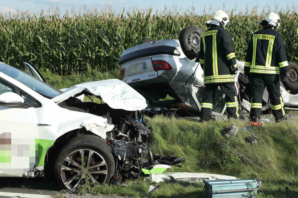 Der Citroen blieb im Straßengraben auf dem Dach liegen. Der Fahrer wurde schwer verletzt.