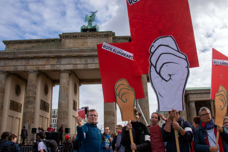 Während Politiker verhandeln, demonstrieren Tausende vor dem Brandenburger Tor.