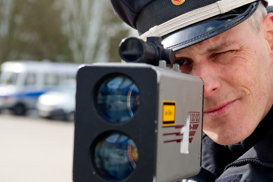 Ein Polizist demonstriert ein Handlaser-Geschwindigkeitsmessgerät.