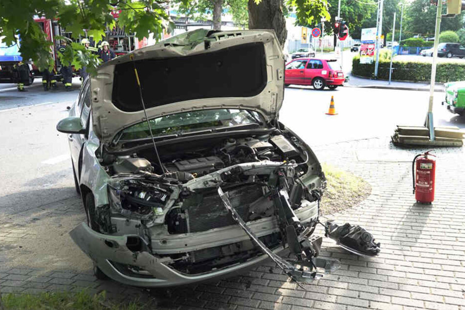 Ein Blick auf die zerstörte Front des Autos. Der Opel wurde bei dem Unfall stark beschädigt.