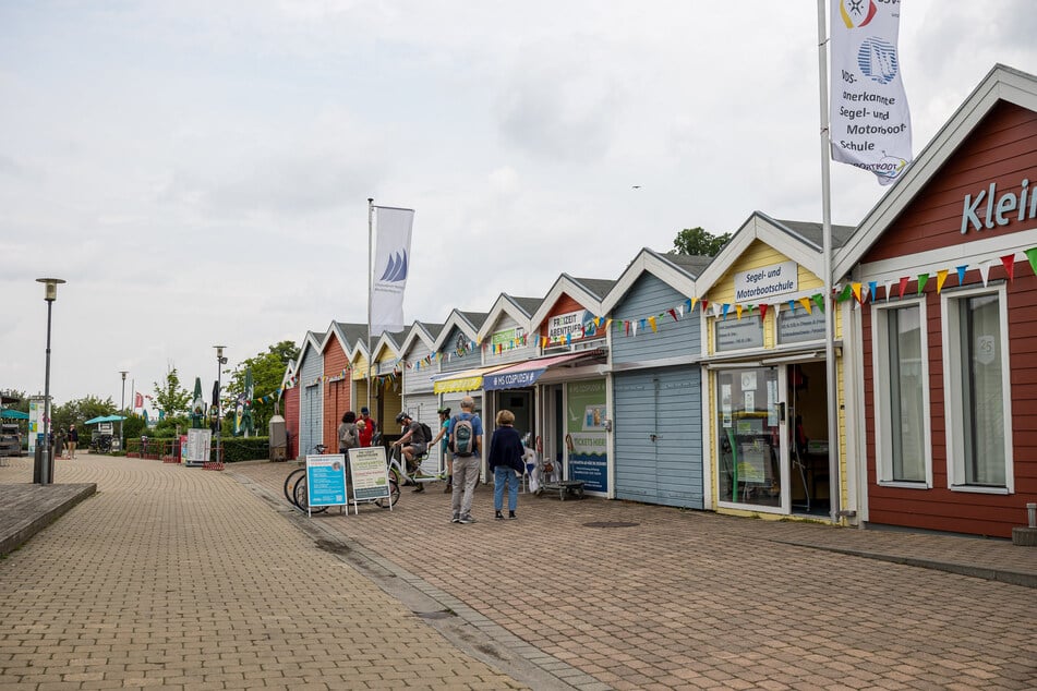 Die kleinen Holzhäuser im skandinavischen Stil sind typisch für den Cospudener Hafen. Aus der Segelschule im gelben Haus wurde bei einem Einbruch die Funktechnik gestohlen.