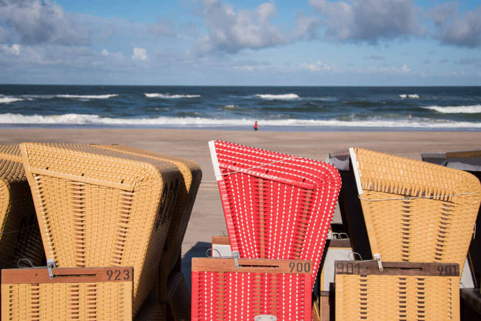 Zusammengestellte Strandkörbe stehen am Strand an der Nordsee. In Schleswig-Holstein kommen die bei Touristen gut an, sobald die Saison wieder los geht.