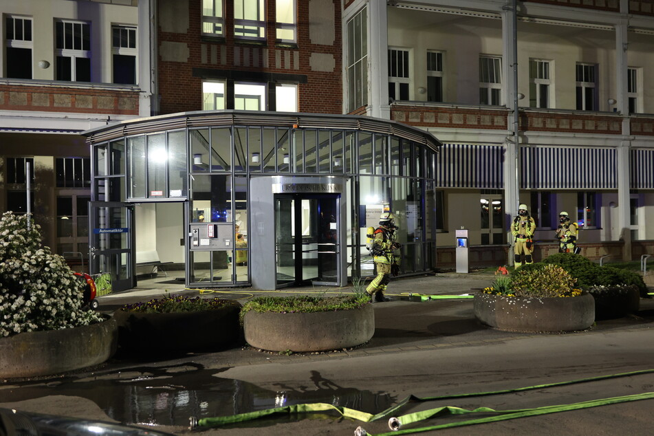Nach Feuer in NRW-Uniklinik: Patient verlegt, OP-Räume nicht nutzbar