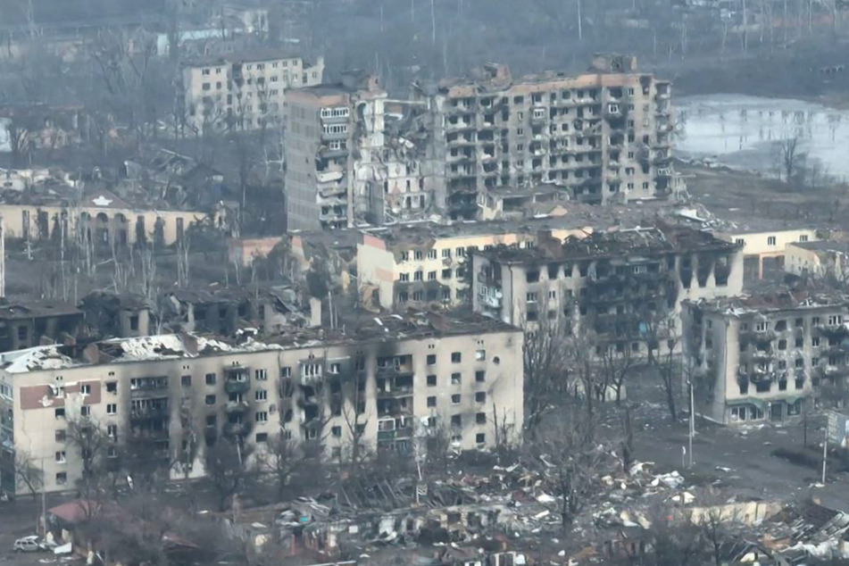 Von drei Seiten rücken die Russen nun auf Bachmut vor. Die Lage in der großflächig zerstörten Stadt wird immer prekärer.