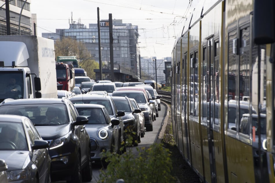 Die Landsberger Allee gilt als viel befahrene Straße. (Archivbild)