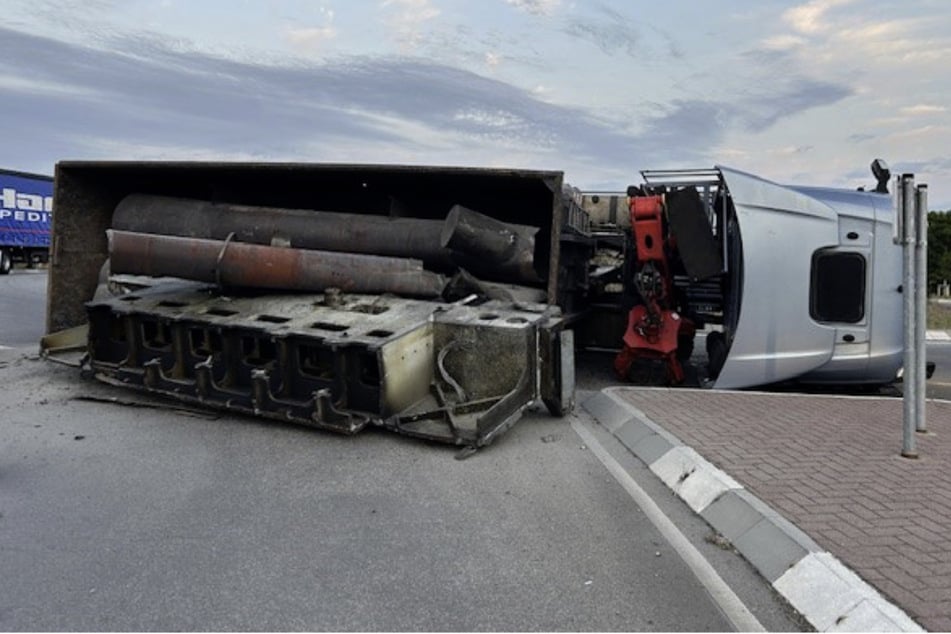 In der Kurve hatten sich die geladenen Metallteile zur Seite verlagert, und der Lastwagen kam aus dem Gleichgewicht.