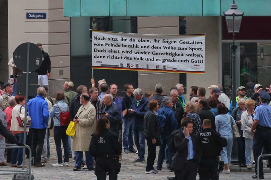 Protestbanner mit Statements der Demonstranten.