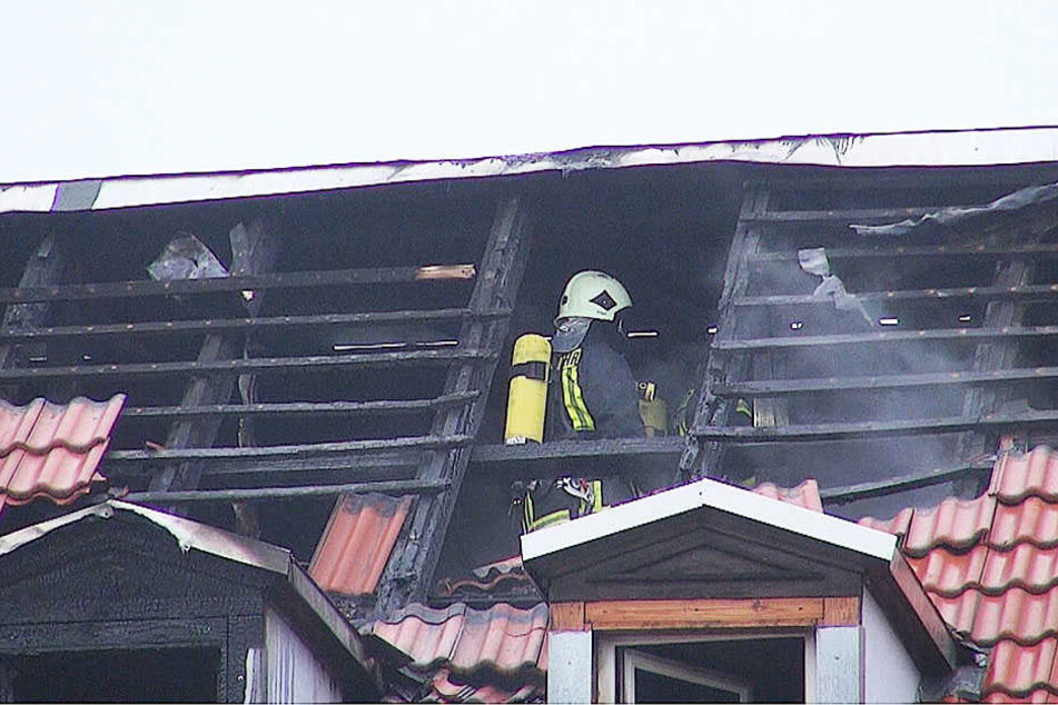 84 Kameraden der Feuerwehr waren stundenlang damit beschäftigt, das Feuer zu löschen.