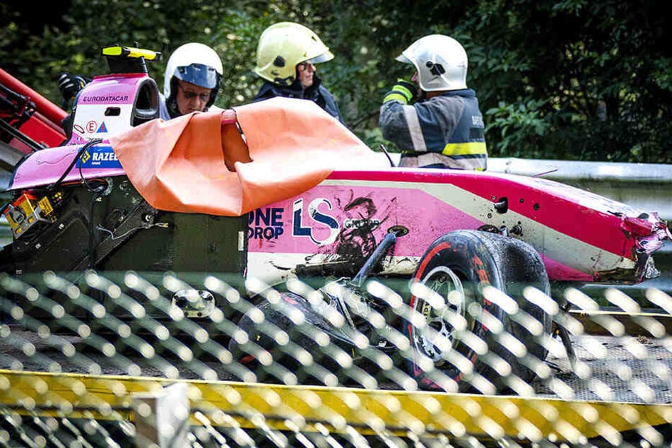 Die Fahrzeuge von Juan Manuel Correa aus den USA und Anthoine Hubert aus Frankreich wurden bei dem schlimmen Crash in der zweiten Runde völlig zerstört.
