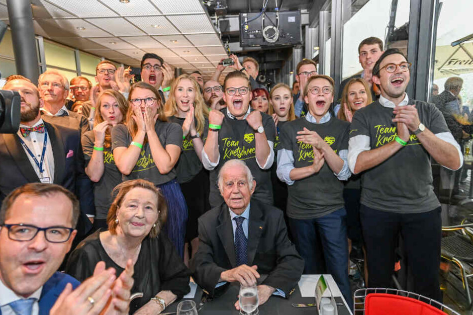 Auch Alt-MP Kurt Biedenkopf (89) und seine Frau Ingrid (88) kamen zur Wahlparty, umlagert vom "Team Kretschmer".