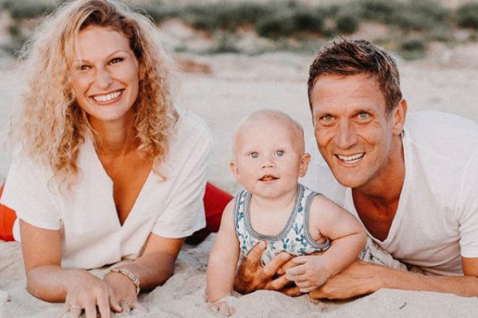 Mächtig Gegenwind für Profisurferin Janni Hönscheid und Moderator Peer Kusmagk wegen des Instagram-Profils für ihren Sohn.