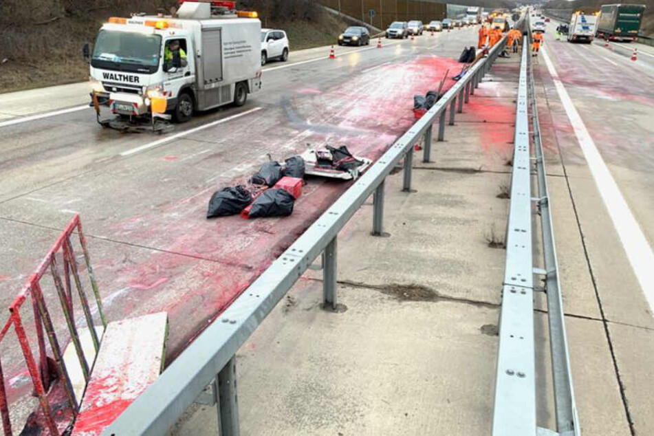 Unfall auf der A17: Danach war plötzlich die Fahrbahn rot!