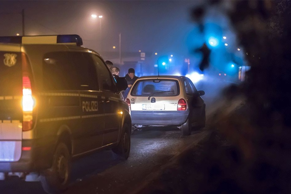 Polizeikontrolle in der Blankenburger Straße: Ein tschechischer Autofahrer muss sich ausweisen.