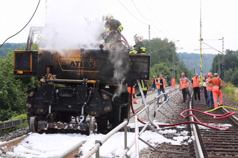 Der Bagger brannte auf den Schienen ab.