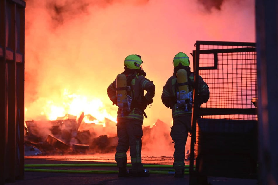 Auf einem Recyclinghof in Lichtenberg brennen am Samstagmorgen ein Schrotthaufen und eine Lagerhalle.