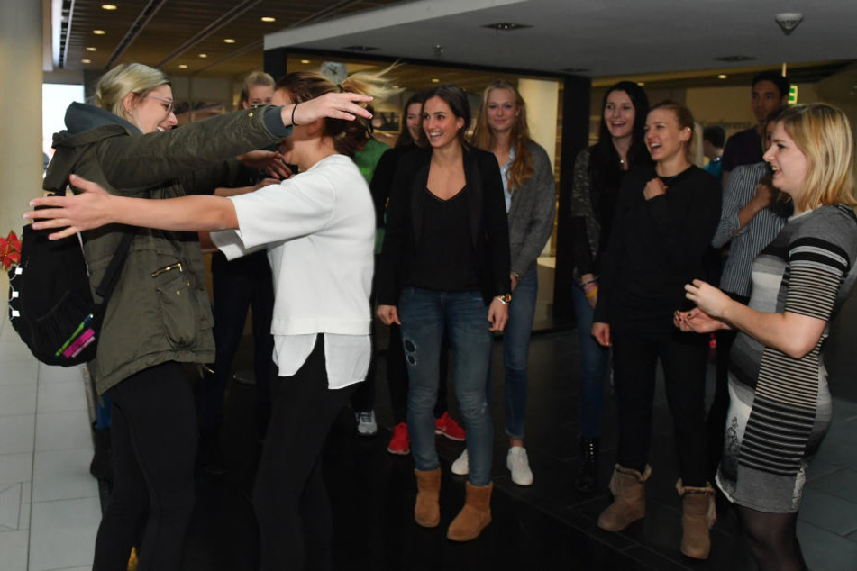 Gina (l.) fällt ihren Teamkolleginnen um den Hals.