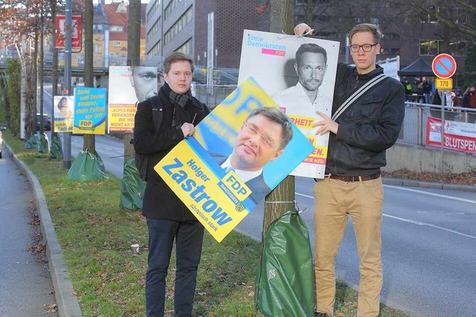 Clemens Ritthaler (23,l.) und Dominik Reichert (22) von der Liberalen Hochschulgruppe hängten die Plakate an der Bergstraße wieder ab.