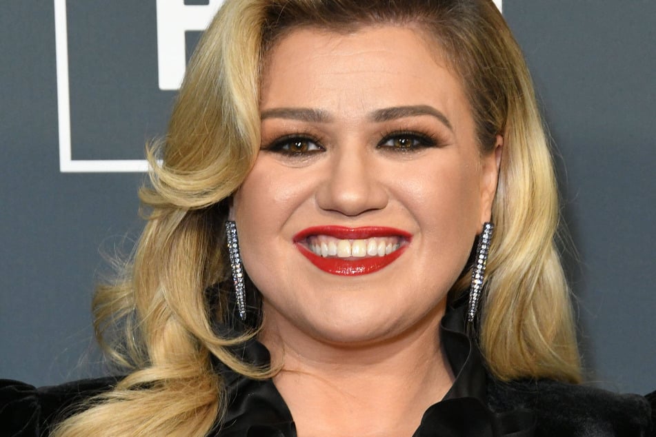Kelly Clarkson will co-host the American Song Contest.