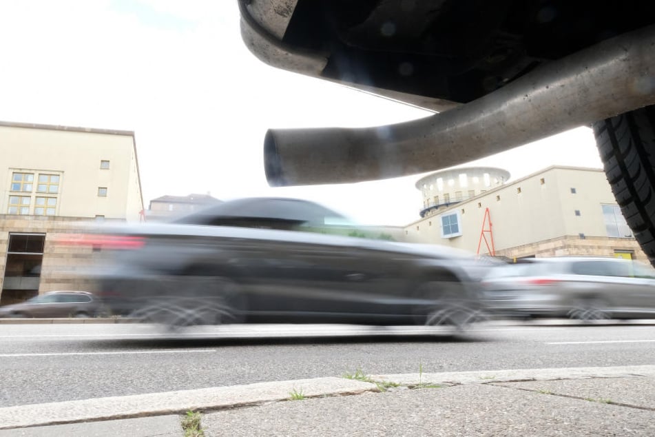 Die Zulassungsstellen verboten den Autofahrer weiter ihre alten Dieselfahrzeuge zu nutzen. (Symbolbild)