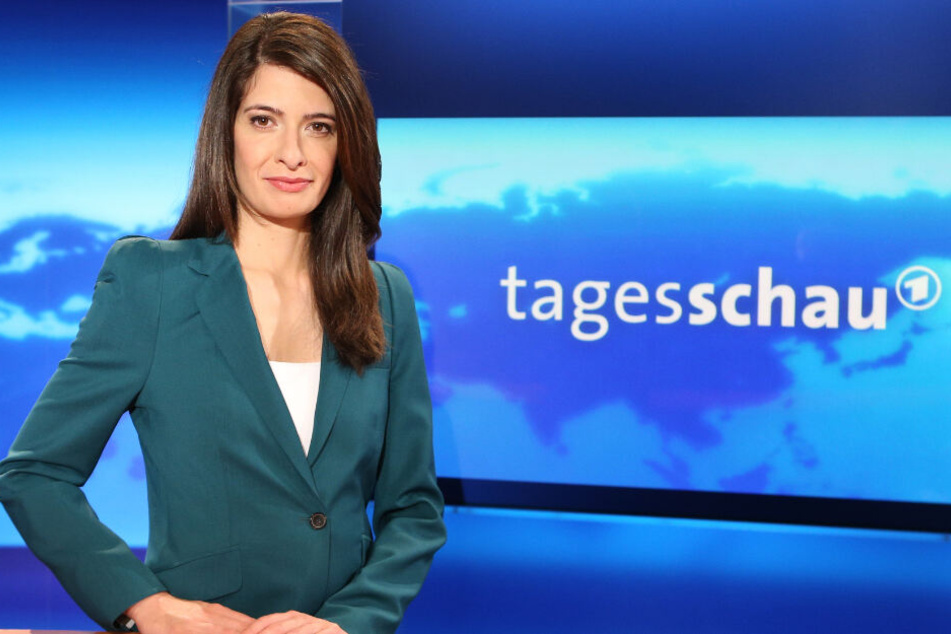 Linda Zervakis moderiert die Tagesschau.