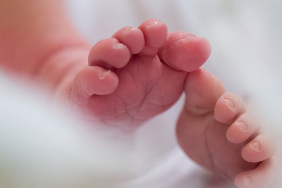 Ein Baby liegt auf einer Decke. (Symbolbild)