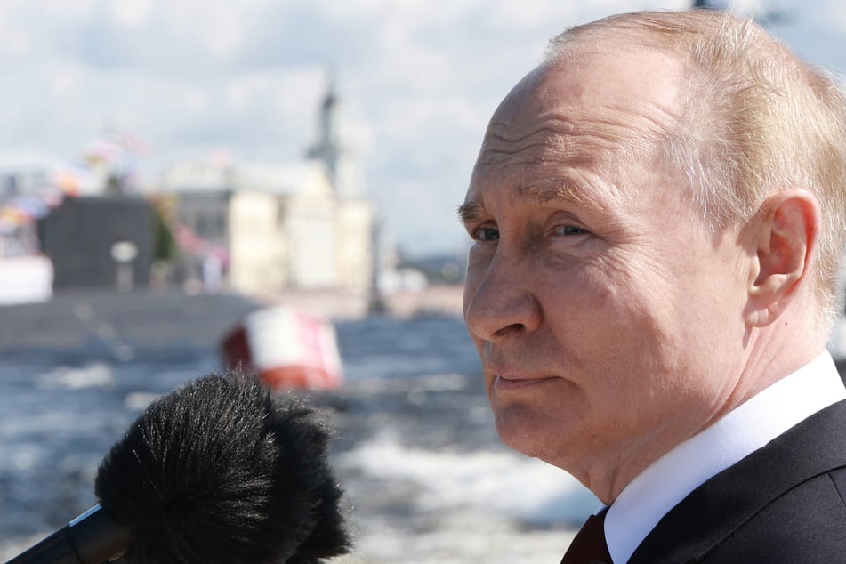 Putin threatens to produce mid-range nuclear weapons if US deploys missiles abroad