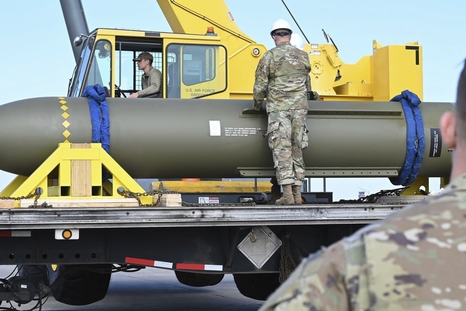 Insgesamt 14 Bunkerbrecher hagelten auf iranische Atomanlagen nieder. (Archivbild)