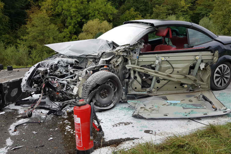 Das Cabrio musste von der Feuerwehr gelöscht werden.