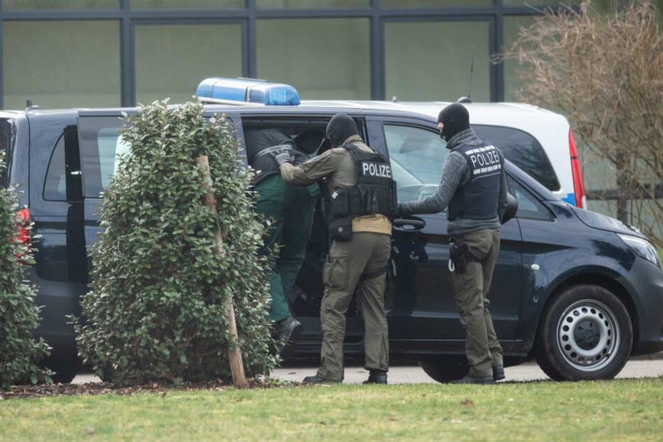 Nach der Zerschlagung der rechten Terrorzelle sind die ersten Festgenommenen in Karlsruhe zu Haftrichtern des Bundesgerichtshofs (BGH) gebracht worden.