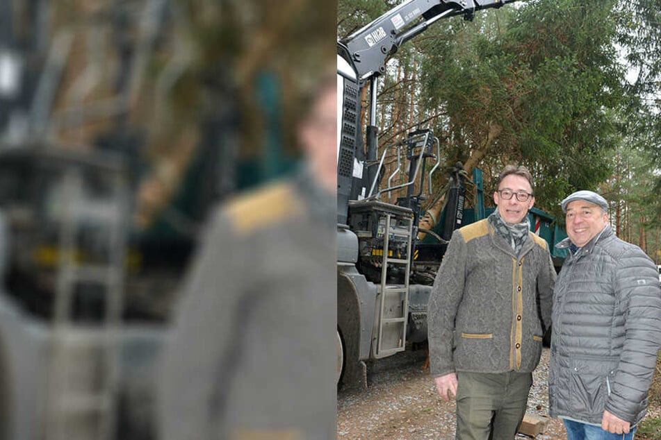 Ein Laster mit Kranarm verlädt vorsichtig hinter Prinz Daniel von Sachsen (43, l.) und Hoflößnitz-Chef Jörg Hahn (57) die Weihnachts-Fichte.