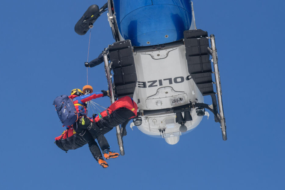Die Bergwacht barg den Leichnam mit einem Polizeihubschrauber. (Symbolbild)