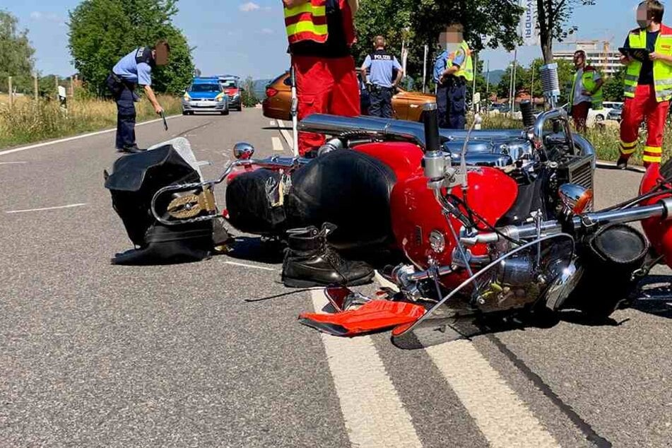 Das Motorrad wurde bei dem Unfall stark beschädigt.