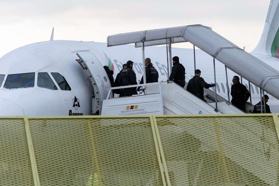 Bevor die Flüchtlinge ins Flugzeug steigen, bekommen sie zudem zwischen 500 Euro und 1500 Euro Starthilfe für das Leben in ihren Heimatstaaten.