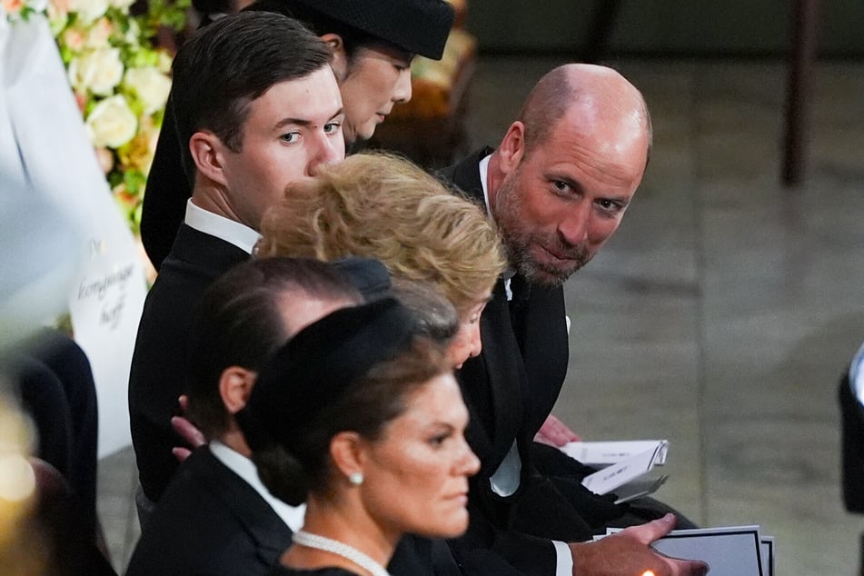 Kronprinzessin Victoria von Schweden (49, v.l.) trauerte neben Ehemann Daniel (52), Sophia von Griechenland (87), Christian zu Dänemark (20), Prinz William (44) und Japans Kronprinzessin Akishino (59).