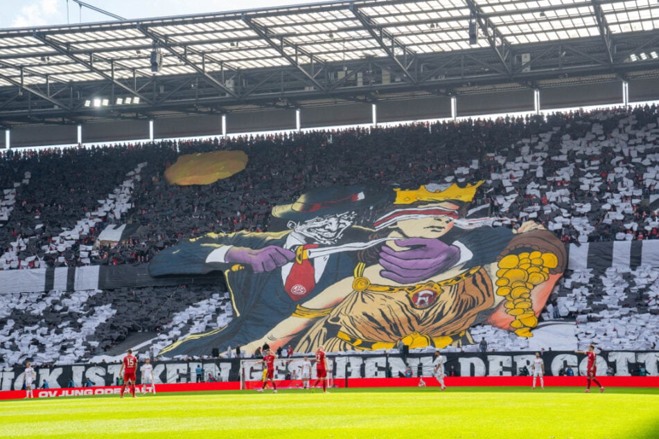 Diese umstrittene Choreografie enthüllten die Kölner Fans vor dem Anstoß gegen Fortuna Düsseldorf.