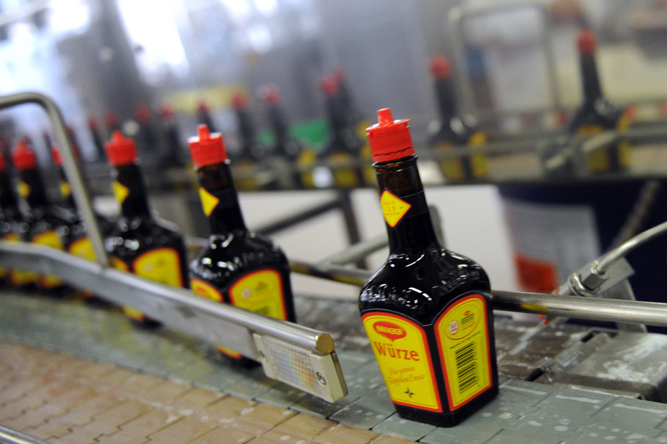 Flaschen mit der Flüssigwürze Maggi sind in der Produktion des Unternehmens Nestle in Singen am Hohentwiel zu sehen.