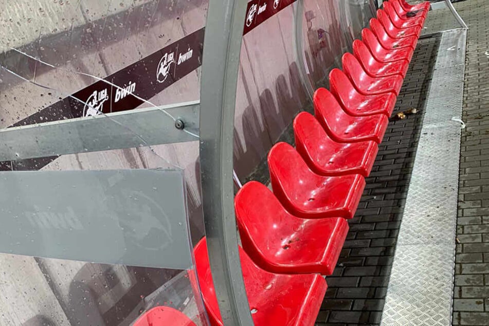 Energie-Coach Claus-Dieter "Pele" Wollitz schlug gegen die Plexiglasscheibe.